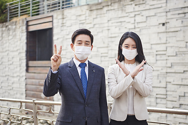 포토 JPG 주간 여자 남자 중년 50대 2 마스크 손짓 상반신 성인 야외 두명 앞모습 30대 한국인 금지 질병 X 감기 사회이슈 아니오 감염 반대 배려 황사 엄격한 미세먼지 코로나바이러스 델타변이바이러스 국내포토 자연요소 알파벳 뷰포인트 컨셉 의학 모션 사람 동양인 장년 바이러스 먼지 파일형식