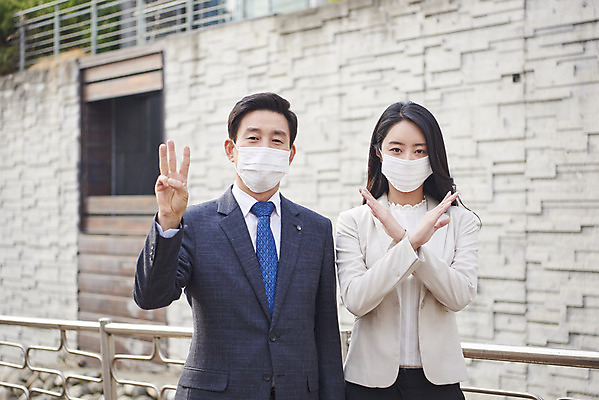 포토 JPG 주간 여자 남자 중년 50대 3 마스크 손짓 상반신 성인 야외 두명 앞모습 30대 한국인 질병 감기 사회이슈 감염 반대 배려 황사 미세먼지 코로나바이러스 델타변이바이러스 국내포토 자연요소 뷰포인트 컨셉 의학 모션 사람 동양인 장년 바이러스 먼지 파일형식