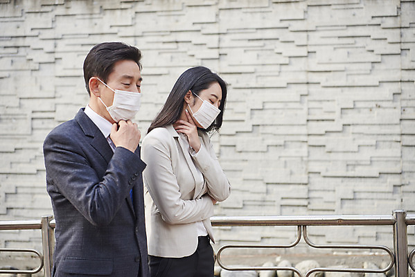 포토 JPG 주간 여자 남자 중년 50대 마스크 상반신 성인 야외 두명 옆모습 30대 한국인 질병 감기 사회이슈 감염 목 기침 목감기 배려 황사 미세먼지 코로나바이러스 델타변이바이러스 국내포토 자연요소 뷰포인트 컨셉 의학 사람 동양인 신체부위 장년 바이러스 감기_질병 먼지 파일형식
