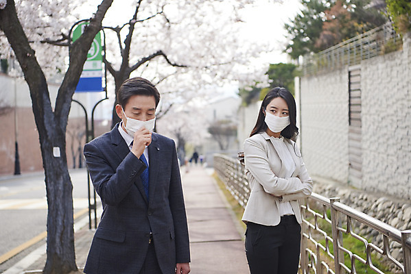 포토 JPG 주간 응시 여자 남자 중년 50대 마스크 상반신 성인 야외 두명 앞모습 30대 팔짱 한국인 질병 감기 사회이슈 감염 목 기침 목감기 배려 황사 미세먼지 코로나바이러스 델타변이바이러스 국내포토 자연요소 시선 뷰포인트 컨셉 의학 모션 사람 동양인 신체부위 장년 바이러스 감기_질병 먼지 파일형식