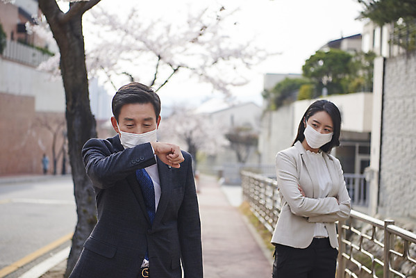 포토 JPG 주간 응시 여자 남자 중년 50대 마스크 상반신 성인 야외 두명 앞모습 30대 팔짱 한국인 예절 질병 감기 사회이슈 감염 목 입가림 기침 목감기 배려 황사 미세먼지 코로나바이러스 델타변이바이러스 국내포토 자연요소 시선 뷰포인트 컨셉 의학 모션 사람 동양인 신체부위 장년 가림 바이러스 감기_질병 먼지 파일형식