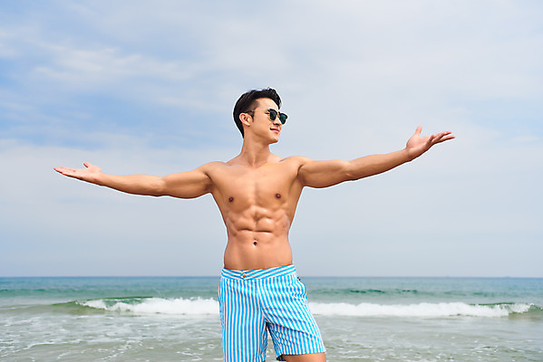 포토 JPG 주간 응시 남자 수영복 바다 맨라이프 여행 팔벌리기 휴가 한명 서기 미소 손짓 상반신 20대 성인 해변 야외 앞모습 여름 여름휴가 바캉스 청춘 모래사장 선글라스 한국인 자유 해수욕장 즐거움 강원도 양양군 하조대해수욕장 성인남자한명만 국내포토 자연요소 1 라이프스타일 시선 옷 계절 감정 안경 뷰포인트 컨셉 모션 한국 표정 사람 동양인 청년 양양 남자한명만 성인남자만 파일형식 여름_계절