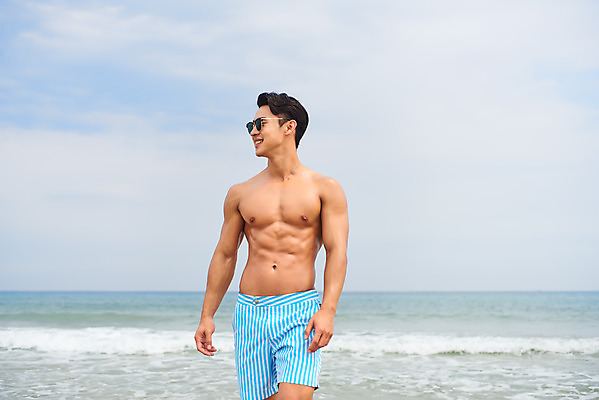 포토 JPG 주간 응시 남자 수영복 바다 맨라이프 여행 휴가 한명 서기 미소 상반신 20대 성인 해변 야외 앞모습 여름 여름휴가 바캉스 청춘 모래사장 선글라스 한국인 자유 해수욕장 즐거움 강원도 양양군 하조대해수욕장 성인남자한명만 국내포토 자연요소 1 라이프스타일 시선 옷 계절 감정 안경 뷰포인트 컨셉 모션 한국 표정 사람 동양인 청년 양양 남자한명만 성인남자만 파일형식 여름_계절