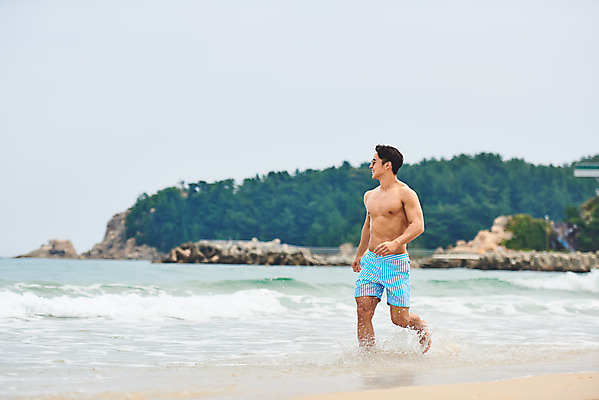 포토 JPG 주간 전신 응시 남자 수영복 바다 맨라이프 여행 휴가 한명 미소 20대 성인 해변 야외 옆모습 여름 여름휴가 바캉스 청춘 모래사장 선글라스 걷기 한국인 자유 해수욕장 즐거움 강원도 양양군 하조대해수욕장 성인남자한명만 국내포토 자연요소 1 라이프스타일 시선 옷 계절 감정 안경 뷰포인트 컨셉 모션 한국 표정 사람 동양인 청년 양양 남자한명만 성인남자만 파일형식 여름_계절