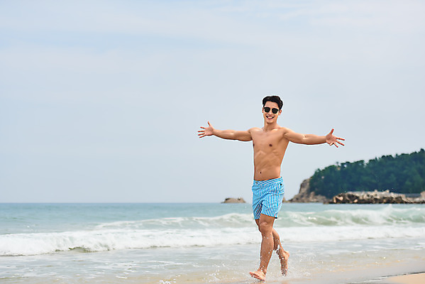 포토 JPG 주간 전신 남자 수영복 바다 맨라이프 여행 팔벌리기 휴가 한명 미소 20대 성인 해변 야외 옆모습 여름 여름휴가 바캉스 청춘 모래사장 선글라스 걷기 한국인 자유 해수욕장 즐거움 강원도 양양군 하조대해수욕장 성인남자한명만 국내포토 자연요소 1 라이프스타일 옷 계절 감정 안경 뷰포인트 컨셉 모션 한국 표정 사람 동양인 청년 양양 남자한명만 성인남자만 파일형식 여름_계절
