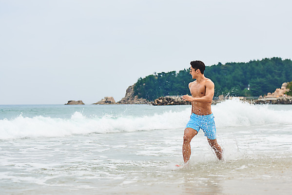 포토 JPG 주간 전신 응시 남자 수영복 바다 맨라이프 여행 휴가 한명 20대 성인 해변 야외 옆모습 여름 여름휴가 바캉스 청춘 모래사장 선글라스 걷기 한국인 자유 해수욕장 즐거움 강원도 양양군 하조대해수욕장 성인남자한명만 국내포토 자연요소 1 라이프스타일 시선 옷 계절 감정 안경 뷰포인트 컨셉 모션 한국 사람 동양인 청년 양양 남자한명만 성인남자만 파일형식 여름_계절