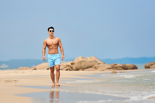 포토 JPG 주간 전신 응시 남자 수영복 바다 맨라이프 여행 휴가 한명 20대 성인 해변 야외 앞모습 여름 여름휴가 바캉스 청춘 모래사장 선글라스 걷기 한국인 자유 해수욕장 즐거움 강원도 양양군 하조대해수욕장 성인남자한명만 국내포토 자연요소 1 라이프스타일 시선 옷 계절 감정 안경 뷰포인트 컨셉 모션 한국 사람 동양인 청년 양양 남자한명만 성인남자만 파일형식 여름_계절