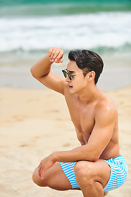 포토 JPG 주간 응시 남자 수영복 바다 맨라이프 여행 휴가 한명 앉기 손짓 상반신 20대 성인 해변 야외 옆모습 여름 여름휴가 바캉스 청춘 모래사장 선글라스 한국인 자유 해수욕장 즐거움 강원도 양양군 하조대해수욕장 성인남자한명만 국내포토 자연요소 1 라이프스타일 시선 옷 계절 감정 안경 뷰포인트 컨셉 모션 한국 사람 동양인 청년 양양 남자한명만 성인남자만 파일형식 여름_계절