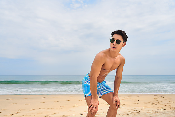 포토 JPG 주간 응시 남자 수영복 바다 맨라이프 여행 휴가 한명 서기 상반신 20대 성인 해변 야외 옆모습 여름 여름휴가 바캉스 청춘 모래사장 선글라스 한국인 자유 해수욕장 즐거움 강원도 양양군 하조대해수욕장 성인남자한명만 국내포토 자연요소 1 라이프스타일 시선 옷 계절 감정 안경 뷰포인트 컨셉 모션 한국 사람 동양인 청년 양양 남자한명만 성인남자만 파일형식 여름_계절