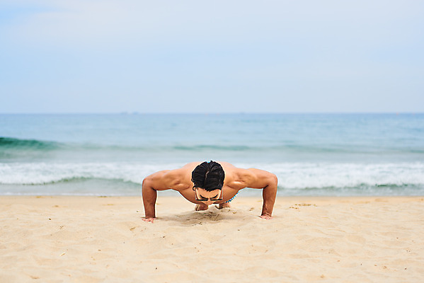 포토 JPG 주간 전신 남자 수영복 바다 맨라이프 여행 휴가 한명 20대 성인 해변 야외 앞모습 여름 여름휴가 바캉스 청춘 모래사장 선글라스 운동 스트레칭 한국인 자유 팔굽혀펴기 해수욕장 즐거움 강원도 양양군 하조대해수욕장 성인남자한명만 맨몸운동 국내포토 자연요소 1 라이프스타일 옷 계절 감정 안경 뷰포인트 컨셉 한국 건강 사람 동양인 청년 양양 남자한명만 성인남자만 파일형식 여름_계절