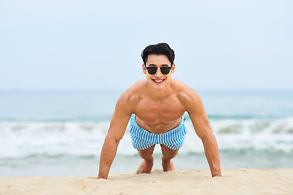 포토 JPG 주간 전신 남자 수영복 바다 맨라이프 여행 휴가 한명 미소 20대 성인 해변 야외 앞모습 여름 여름휴가 바캉스 청춘 모래사장 선글라스 운동 스트레칭 한국인 자유 팔굽혀펴기 해수욕장 즐거움 강원도 양양군 하조대해수욕장 성인남자한명만 맨몸운동 국내포토 자연요소 1 라이프스타일 옷 계절 감정 안경 뷰포인트 컨셉 한국 표정 건강 사람 동양인 청년 양양 남자한명만 성인남자만 파일형식 여름_계절