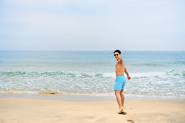 포토 JPG 주간 전신 남자 수영복 바다 맨라이프 여행 휴가 한명 20대 성인 해변 야외 뒷모습 여름 여름휴가 바캉스 청춘 모래사장 선글라스 걷기 한국인 자유 뒤돌아보기 해수욕장 즐거움 강원도 손뻗기 양양군 하조대해수욕장 성인남자한명만 국내포토 자연요소 1 라이프스타일 옷 계절 감정 안경 뷰포인트 컨셉 모션 한국 사람 동양인 청년 양양 남자한명만 성인남자만 파일형식 여름_계절