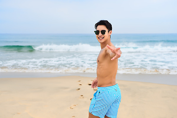 포토 JPG 주간 남자 수영복 파도 바다 맨라이프 여행 휴가 한명 미소 상반신 20대 성인 해변 야외 뒷모습 여름 여름휴가 바캉스 청춘 모래사장 선글라스 걷기 한국인 자유 뒤돌아보기 해수욕장 즐거움 강원도 손뻗기 양양군 하조대해수욕장 성인남자한명만 국내포토 자연요소 1 라이프스타일 옷 계절 감정 안경 뷰포인트 컨셉 모션 한국 표정 사람 동양인 청년 양양 남자한명만 성인남자만 파일형식 여름_계절