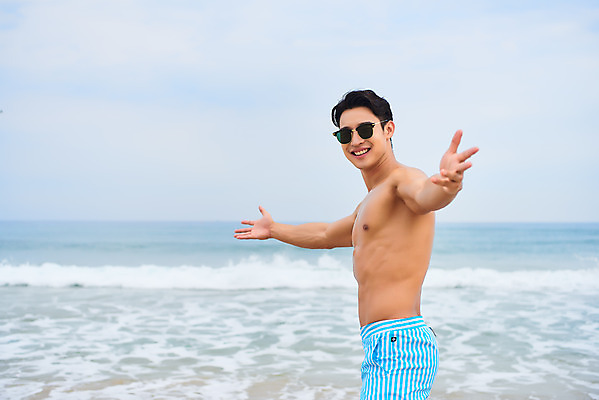 포토 JPG 주간 남자 수영복 파도 바다 맨라이프 여행 휴가 한명 서기 미소 손짓 상반신 20대 성인 해변 야외 옆모습 여름 여름휴가 바캉스 청춘 모래사장 선글라스 한국인 자유 해수욕장 즐거움 강원도 양양군 하조대해수욕장 성인남자한명만 국내포토 자연요소 1 라이프스타일 옷 계절 감정 안경 뷰포인트 컨셉 모션 한국 표정 사람 동양인 청년 양양 남자한명만 성인남자만 파일형식 여름_계절