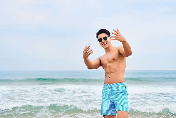 포토 JPG 주간 남자 수영복 파도 바다 맨라이프 여행 휴가 한명 서기 미소 손짓 상반신 20대 성인 해변 야외 앞모습 여름 여름휴가 바캉스 청춘 모래사장 선글라스 한국인 자유 해수욕장 즐거움 강원도 양양군 하조대해수욕장 성인남자한명만 국내포토 자연요소 1 라이프스타일 옷 계절 감정 안경 뷰포인트 컨셉 모션 한국 표정 사람 동양인 청년 양양 남자한명만 성인남자만 파일형식 여름_계절