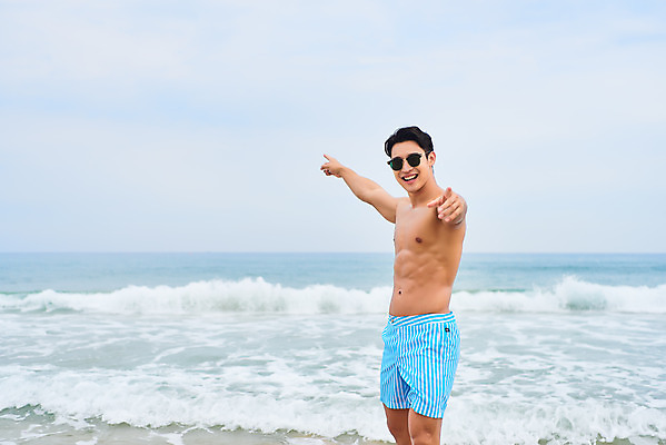 포토 JPG 주간 남자 수영복 파도 바다 맨라이프 여행 휴가 한명 서기 미소 손짓 상반신 20대 성인 해변 야외 옆모습 여름 여름휴가 바캉스 청춘 모래사장 선글라스 한국인 자유 가리킴 해수욕장 즐거움 강원도 양양군 하조대해수욕장 성인남자한명만 국내포토 자연요소 1 라이프스타일 옷 계절 감정 안경 뷰포인트 컨셉 모션 한국 표정 사람 동양인 청년 양양 남자한명만 성인남자만 파일형식 여름_계절