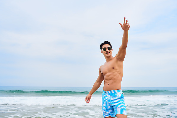 포토 JPG 주간 응시 남자 수영복 파도 바다 맨라이프 여행 휴가 한명 서기 미소 손짓 상반신 20대 성인 해변 야외 옆모습 여름 여름휴가 바캉스 청춘 모래사장 선글라스 한국인 자유 해수욕장 즐거움 강원도 양양군 하조대해수욕장 성인남자한명만 국내포토 자연요소 1 라이프스타일 시선 옷 계절 감정 안경 뷰포인트 컨셉 모션 한국 표정 사람 동양인 청년 양양 남자한명만 성인남자만 파일형식 여름_계절