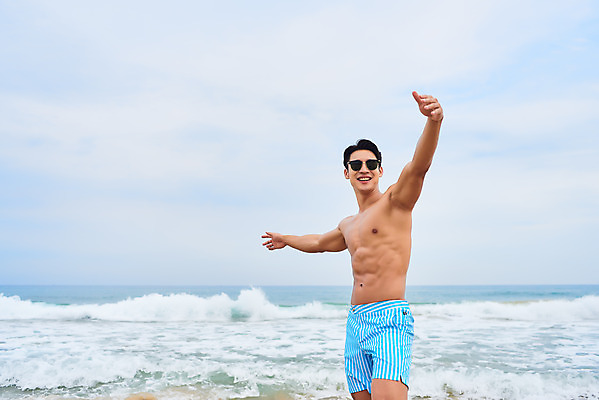 포토 JPG 주간 응시 남자 수영복 파도 바다 맨라이프 여행 휴가 한명 서기 미소 손짓 상반신 20대 성인 해변 야외 옆모습 여름 여름휴가 바캉스 청춘 모래사장 선글라스 한국인 자유 해수욕장 즐거움 강원도 양양군 하조대해수욕장 성인남자한명만 국내포토 자연요소 1 라이프스타일 시선 옷 계절 감정 안경 뷰포인트 컨셉 모션 한국 표정 사람 동양인 청년 양양 남자한명만 성인남자만 파일형식 여름_계절