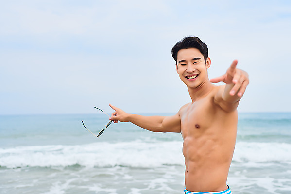 포토 JPG 주간 남자 수영복 파도 바다 맨라이프 여행 휴가 한명 서기 미소 손짓 상반신 20대 성인 해변 야외 옆모습 여름 여름휴가 바캉스 청춘 모래사장 선글라스 한국인 자유 해수욕장 즐거움 강원도 양양군 하조대해수욕장 성인남자한명만 국내포토 자연요소 1 라이프스타일 옷 계절 감정 안경 뷰포인트 컨셉 모션 한국 표정 사람 동양인 청년 양양 남자한명만 성인남자만 파일형식 여름_계절