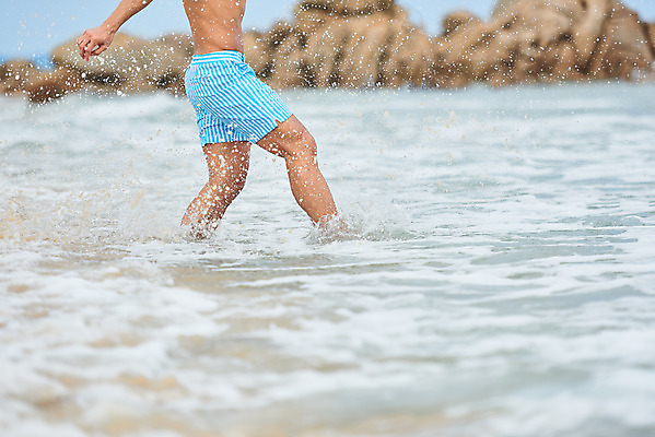 포토 JPG 주간 남자 수영복 파도 바다 맨라이프 여행 물놀이 휴가 한명 20대 성인 해변 야외 옆모습 여름 여름휴가 바캉스 청춘 모래사장 달리기 한국인 자유 하반신 해수욕장 즐거움 강원도 양양군 하조대해수욕장 성인남자한명만 국내포토 자연요소 1 라이프스타일 옷 계절 감정 뷰포인트 컨셉 모션 놀이 한국 사람 동양인 청년 양양 남자한명만 성인남자만 파일형식 여름_계절