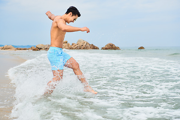 포토 JPG 주간 전신 남자 수영복 파도 바다 맨라이프 여행 물놀이 휴가 한명 서기 미소 20대 성인 해변 야외 옆모습 여름 여름휴가 바캉스 청춘 모래사장 선글라스 한국인 자유 해수욕장 즐거움 강원도 양양군 하조대해수욕장 성인남자한명만 국내포토 자연요소 1 라이프스타일 옷 계절 감정 안경 뷰포인트 컨셉 모션 놀이 한국 표정 사람 동양인 청년 양양 남자한명만 성인남자만 파일형식 여름_계절