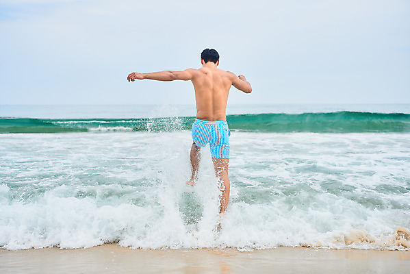 포토 JPG 주간 전신 남자 수영복 파도 바다 맨라이프 여행 물놀이 휴가 한명 서기 20대 성인 해변 야외 뒷모습 여름 여름휴가 바캉스 청춘 모래사장 선글라스 한국인 자유 킥 해수욕장 즐거움 강원도 양양군 하조대해수욕장 성인남자한명만 국내포토 자연요소 1 라이프스타일 옷 계절 감정 안경 뷰포인트 컨셉 모션 놀이 한국 사람 동양인 청년 양양 남자한명만 성인남자만 파일형식 여름_계절