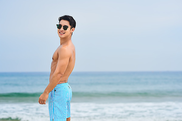 포토 JPG 주간 남자 수영복 파도 바다 맨라이프 여행 휴가 한명 서기 미소 상반신 20대 성인 해변 야외 옆모습 여름 여름휴가 바캉스 청춘 모래사장 선글라스 한국인 자유 해수욕장 즐거움 강원도 양양군 하조대해수욕장 성인남자한명만 국내포토 자연요소 1 라이프스타일 옷 계절 감정 안경 뷰포인트 컨셉 모션 한국 표정 사람 동양인 청년 양양 남자한명만 성인남자만 파일형식 여름_계절