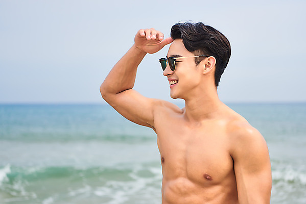 포토 JPG 주간 응시 남자 수영복 바다 맨라이프 여행 휴가 한명 서기 미소 손짓 상반신 20대 성인 해변 야외 옆모습 여름 여름휴가 바캉스 청춘 모래사장 선글라스 한국인 자유 해수욕장 즐거움 강원도 양양군 하조대해수욕장 성인남자한명만 국내포토 자연요소 1 라이프스타일 시선 옷 계절 감정 안경 뷰포인트 컨셉 모션 한국 표정 사람 동양인 청년 양양 남자한명만 성인남자만 파일형식 여름_계절