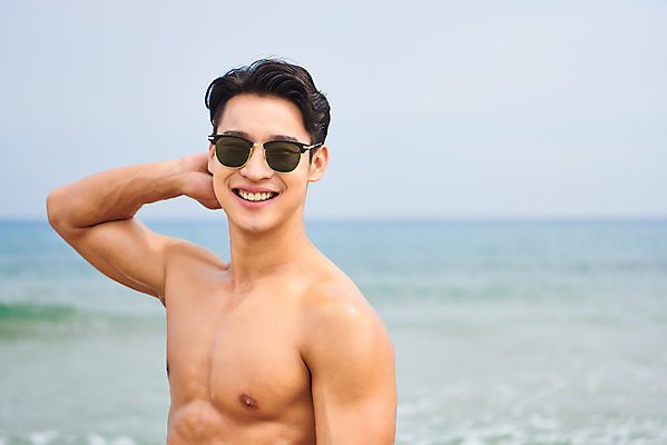 포토 JPG 주간 남자 수영복 바다 맨라이프 여행 휴가 한명 서기 미소 상반신 20대 성인 해변 야외 옆모습 여름 여름휴가 바캉스 청춘 모래사장 선글라스 한국인 자유 해수욕장 즐거움 강원도 양양군 하조대해수욕장 성인남자한명만 국내포토 자연요소 1 라이프스타일 옷 계절 감정 안경 뷰포인트 컨셉 모션 한국 표정 사람 동양인 청년 양양 남자한명만 성인남자만 파일형식 여름_계절