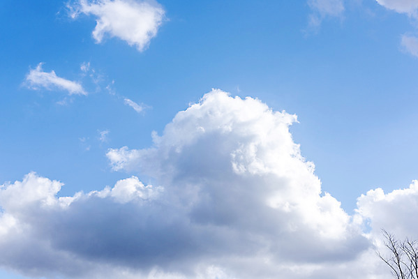 포토 JPG 주간 구름 로우앵글 하늘 날씨 풍경 사람없음 야외 파란색 맑음 봄 국내포토 자연요소 계절 뷰포인트 컬러 파일형식