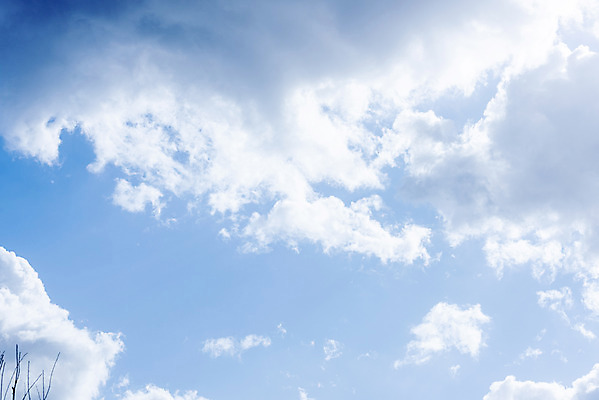 포토 JPG 주간 구름 로우앵글 하늘 날씨 풍경 사람없음 야외 파란색 맑음 봄 국내포토 자연요소 계절 뷰포인트 컬러 파일형식