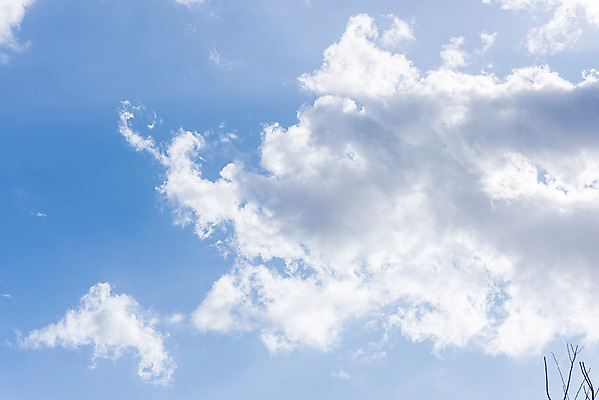 포토 JPG 주간 구름 로우앵글 하늘 날씨 풍경 사람없음 야외 파란색 맑음 봄 국내포토 자연요소 계절 뷰포인트 컬러 파일형식