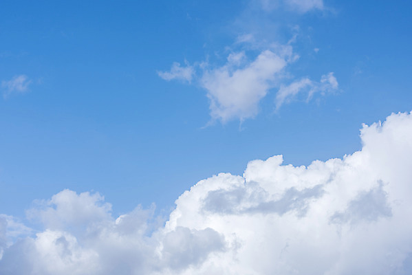 포토 JPG 주간 구름 로우앵글 하늘 날씨 풍경 사람없음 야외 파란색 맑음 봄 국내포토 자연요소 계절 뷰포인트 컬러 파일형식