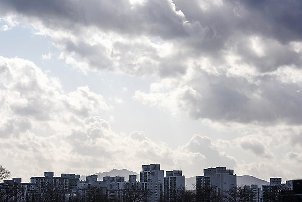 포토 JPG 주간 구름 하늘 날씨 아파트 풍경 사람없음 야외 건물 파란색 맑음 봄 도시 국내포토 자연요소 건축물 계절 컬러 주택 파일형식