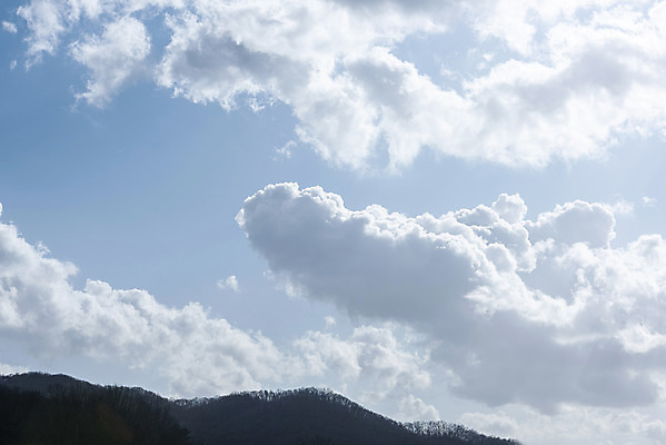 포토 JPG 주간 구름 로우앵글 하늘 날씨 풍경 사람없음 야외 파란색 맑음 봄 국내포토 자연요소 계절 뷰포인트 컬러 파일형식