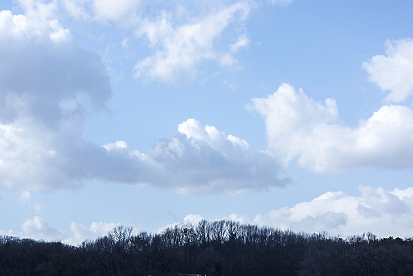 포토 JPG 주간 구름 로우앵글 하늘 날씨 풍경 사람없음 야외 파란색 맑음 봄 국내포토 자연요소 계절 뷰포인트 컬러 파일형식