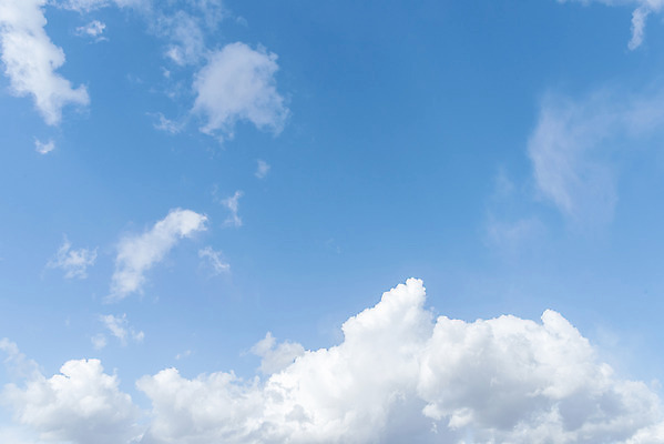 포토 JPG 주간 구름 로우앵글 하늘 날씨 풍경 사람없음 야외 파란색 맑음 봄 국내포토 자연요소 계절 뷰포인트 컬러 파일형식