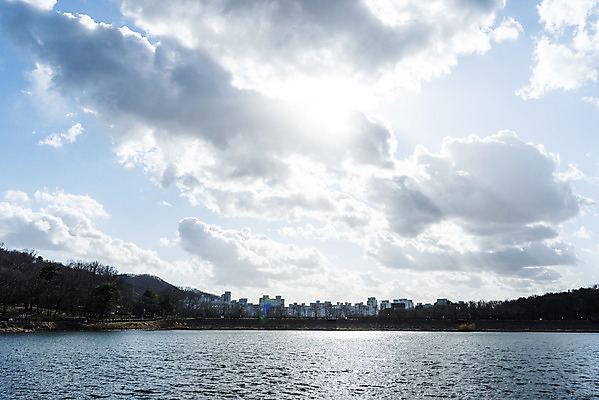 포토 JPG 주간 구름 호수 하늘 날씨 풍경 사람없음 야외 파란색 햇빛 맑음 봄 국내포토 자연요소 계절 컬러 태양 파일형식