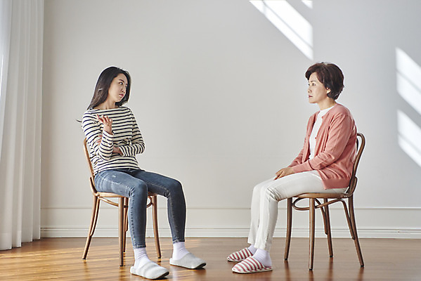 포토 JPG 전신 여자 딸 중년 50대 의자 가족 모녀 엄마 실내 대화 앉기 성인 두명 옆모습 30대 마주보기 한국인 싸움 잔소리 단절 여자만 국내포토 뷰포인트 가구 관계 모션 말하기 사람 동양인 내부 장년 파일형식