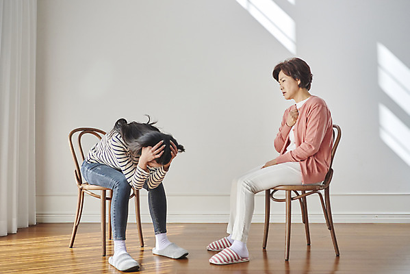 포토 JPG 전신 여자 딸 중년 50대 의자 가족 모녀 엄마 실내 대화 앉기 성인 두명 옆모습 30대 한국인 짜증 싸움 의견 잔소리 단절 답답함 여자만 국내포토 감정 뷰포인트 가구 관계 모션 말하기 사람 동양인 내부 장년 감각 파일형식