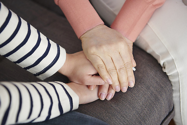 포토 JPG 손 여자 딸 행복 중년 50대 가족 모녀 엄마 실내 대화 미소 성인 두명 신체부위 30대 소파 믿음 손잡기 화목 한국인 잡기 여자만 국내포토 감정 컨셉 의자 관계 모션 표정 말하기 사람 동양인 내부 장년 파일형식