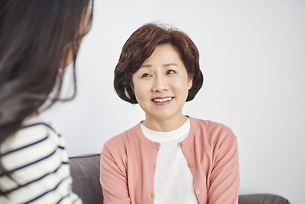 포토 JPG 응시 여자 딸 행복 중년 50대 가족 모녀 엄마 실내 대화 미소 상반신 성인 두명 앞모습 옆모습 30대 마주보기 화목 한국인 여자만 국내포토 시선 감정 뷰포인트 컨셉 관계 모션 표정 말하기 사람 동양인 내부 장년 파일형식