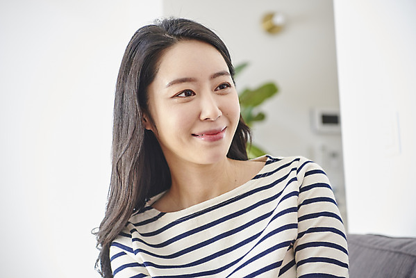 포토 JPG 응시 여자 딸 행복 실내 대화 한명 미소 상반신 성인 앞모습 30대 화목 한국인 성인여자한명만 국내포토 1 시선 감정 뷰포인트 컨셉 가족 표정 말하기 사람 동양인 내부 장년 여자한명만 성인여자만 파일형식