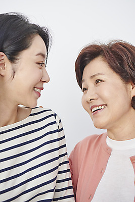 포토 JPG 여자 딸 행복 중년 50대 가족 모녀 엄마 실내 대화 미소 앉기 상반신 성인 두명 앞모습 30대 마주보기 화목 한국인 여자만 국내포토 감정 뷰포인트 컨셉 관계 모션 표정 말하기 사람 동양인 내부 장년 파일형식