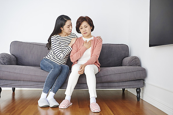 포토 JPG 전신 여자 딸 중년 50대 가족 모녀 엄마 실내 앉기 성인 두명 앞모습 30대 한국인 마사지 고민 가슴통증 갱년기 답답함 여자만 국내포토 감정 뷰포인트 관계 모션 사람 동양인 내부 장년 고통 감각 증상 파일형식