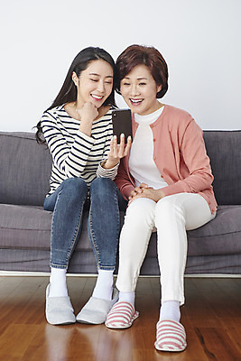 포토 JPG 전신 응시 여자 딸 행복 중년 50대 가족 모녀 엄마 실내 사랑 미소 앉기 성인 두명 앞모습 30대 스마트폰 소파 화목 한국인 여자만 국내포토 시선 감정 뷰포인트 컨셉 의자 관계 모션 표정 사람 동양인 내부 장년 핸드폰 스마트기기 파일형식