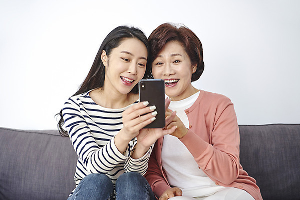 포토 JPG 여자 딸 행복 중년 50대 가족 모녀 엄마 실내 사랑 미소 들기 앉기 상반신 성인 두명 앞모습 30대 스마트폰 소파 화목 한국인 여자만 국내포토 감정 뷰포인트 컨셉 의자 관계 모션 표정 사람 동양인 내부 장년 핸드폰 스마트기기 파일형식