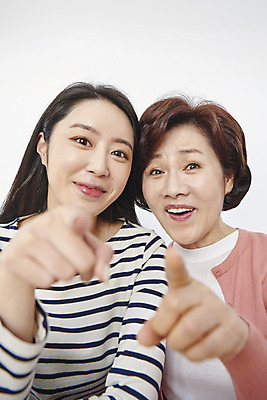 포토 JPG 여자 딸 행복 로우앵글 중년 50대 가족 모녀 엄마 실내 사랑 미소 앉기 손짓 상반신 성인 두명 앞모습 30대 화목 터치 한국인 가리킴 여자만 국내포토 감정 뷰포인트 컨셉 관계 모션 표정 사람 동양인 내부 장년 파일형식