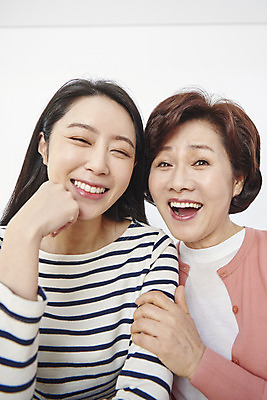 포토 JPG 여자 딸 행복 로우앵글 중년 50대 가족 모녀 엄마 실내 사랑 미소 앉기 상반신 성인 두명 앞모습 30대 화목 터치 한국인 즐거움 여자만 국내포토 감정 뷰포인트 컨셉 관계 모션 표정 사람 동양인 내부 장년 파일형식