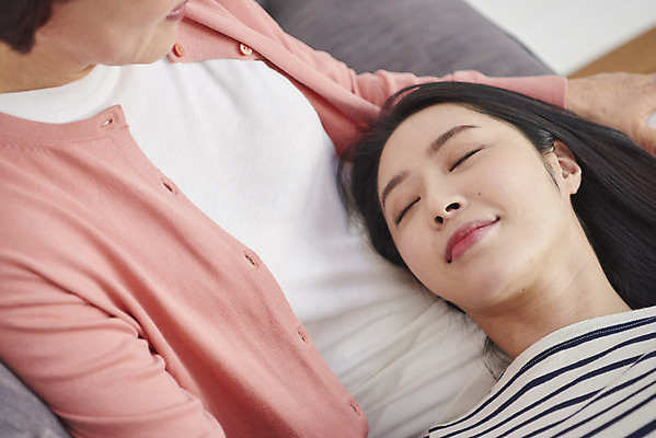 포토 JPG 응시 여자 딸 행복 중년 50대 가족 모녀 엄마 실내 사랑 미소 앉기 상반신 성인 두명 30대 소파 하이앵글 눕기 화목 한국인 모성애 여자만 국내포토 시선 감정 뷰포인트 컨셉 의자 관계 모션 표정 사람 동양인 내부 장년 파일형식